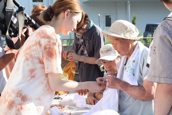 バンタンデザインボランティアチームが宮城県石巻市の仮設住宅でワークショップを実施しました。