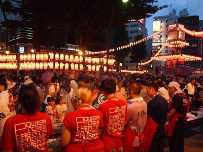 恒例となっている、恵比寿駅前盆踊りにボランティアスタッフとして参加しました。