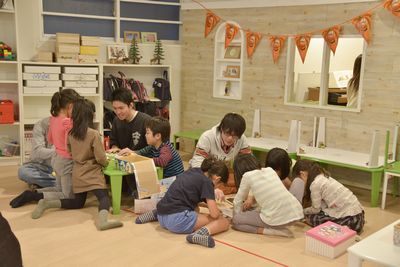 子供たちが自由に遊べるオリジナルのアナログゲームを学生たちが企画制作し、恵比寿の学童保育「こども未来塾」に提供します。